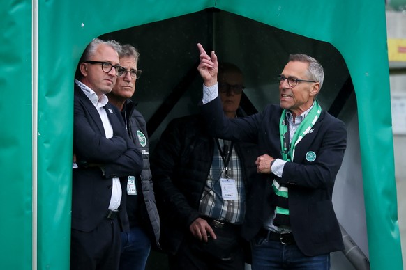 Matthias Hueppi, Praesident FCSG, rechts, und Roger Stilz, Sportchef FCSG, links, im Gespraech nach dem Meisterschaftsspiel der Super League zwischen dem FC St. Gallen und dem FC Sion am Montag, 21. A ...