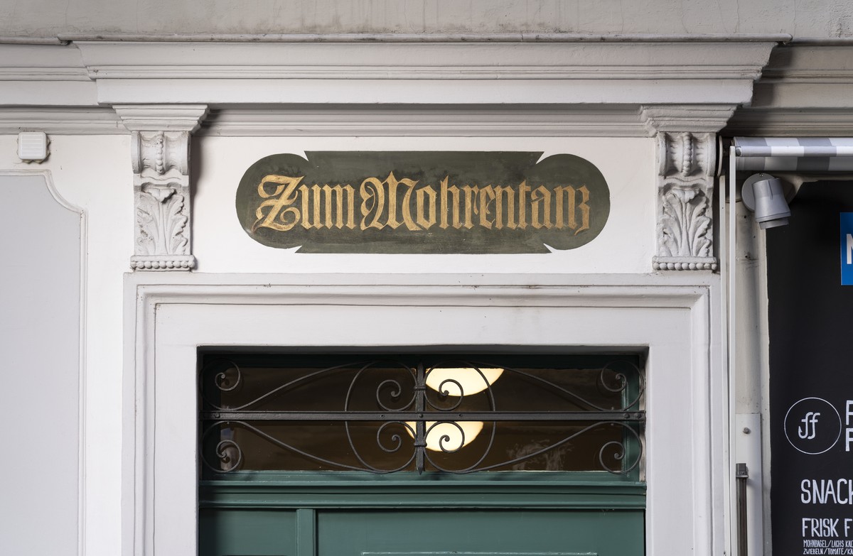 ARCHIV --- Ueber dem Eingang des Hauses an der Niederdorfstrasse 29 in Zuerich steht die Inschrift "Zum Mohrentanz", fotografiert am 14. April 2021 in Zuerich. Der Zuercher und der Stadtzuer ...