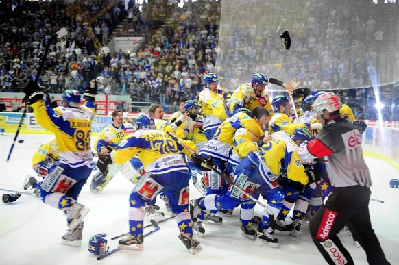 Die Davoser jubeln ueber den Titelgewinn im Eishockey Playoff Finalspiel der National League A zwischen den Kloten Flyers und dem HC Davos, am Montag, 13. April 2009, in Kloten. (KEYSTONE/Photopress/W ...