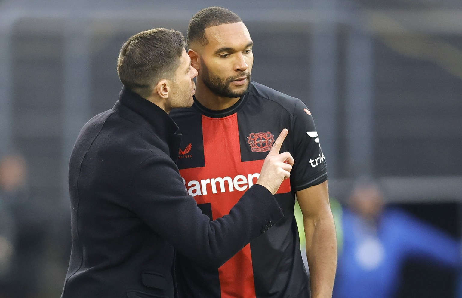 epa11123387 Leverkusen&#039;s head coach Xabi Alonso (L) talks to player Jonathan Tah (R) during the German Bundesliga soccer match between SV Darmstadt 98 and Bayer 04 Leverkusen in Darmstadt, German ...