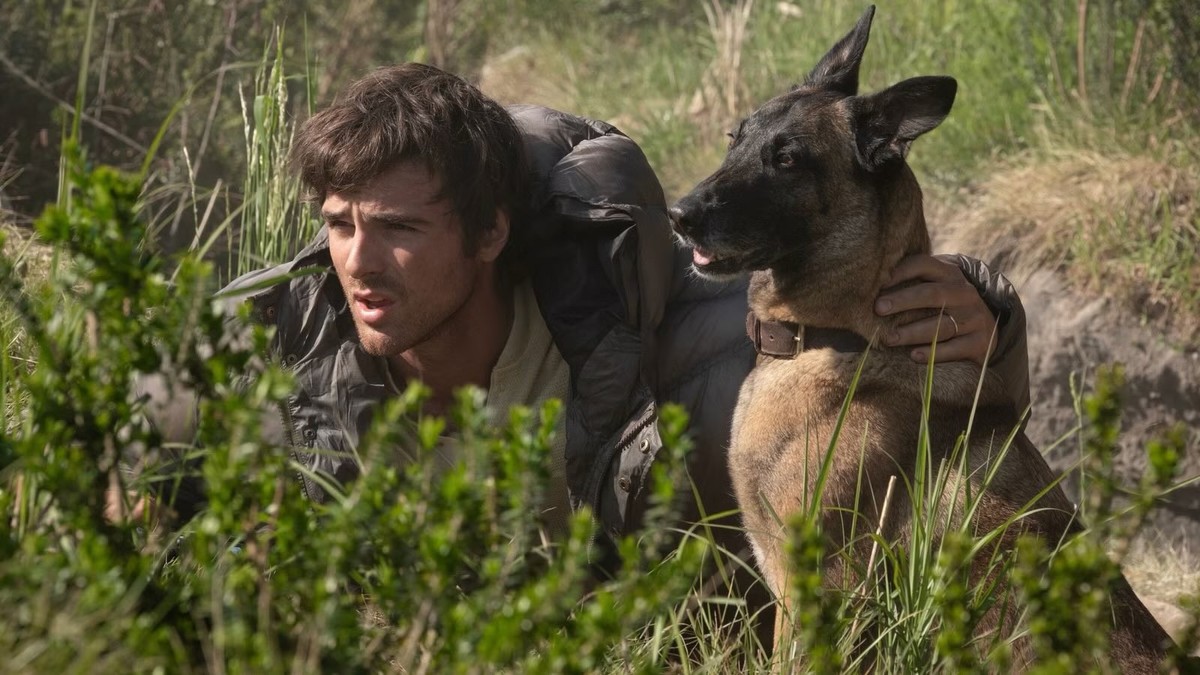 Avec son compagnon à quatre pattes, le personnage de Jacob Elordi renvoie aux héros des western d'autrefois.
