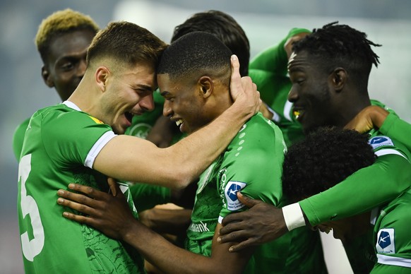 St. Gallens Betim Fazliji, Torschuetze Kwadwo Duah, und St. Gallens Thody Elie Youan, von links, bejubeln das 2-0 im Fussball Super League Spiel zwischen dem FC St. Gallen und dem BSC Young Boys, am S ...