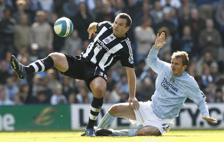 Bildnummer: 03151912 Datum: 29.09.2007 Copyright: imago/Sportimage
Mark Viduka (Newcastle, li.) gegen Dietmar Hamann (Manchester City) - PUBLICATIONxNOTxINxUK; Vdig, quer, Duell, Ball English Premier ...