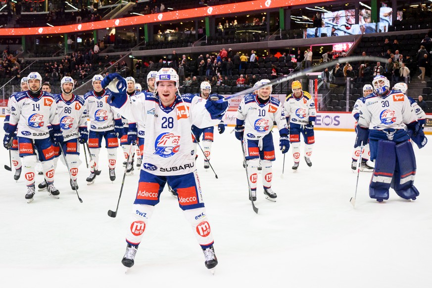 L&#039;attaquant des SZC Jesper Froeden, gauche, celebre la victoire a la fin du match du championnat suisse de hockey sur glace de National League entre Lausanne HC, LHC, et ZSC Lions, ZSC, ce mardi  ...