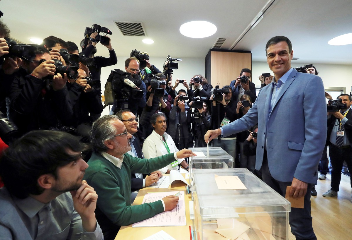 epa07533462 Spanish Prime Minister and Secretary General of Spanish Socialist Workers' Party (PSOE), Pedro Sanchez, casts his vote during general elections at a polling station in the location of ...