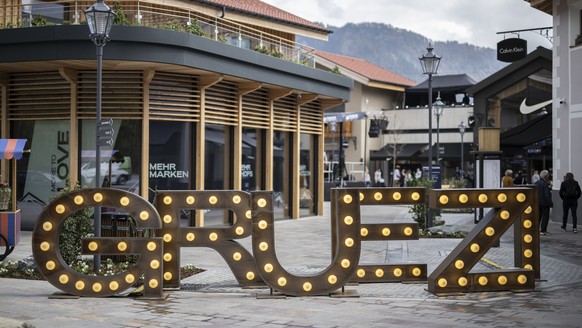 Ein Gruezi steht am Eingang der Erweiterung des Landquart Fashion Outlets, aufgenommen bei dessen Eroeffnung, am Donnerstag, 20. April 2026, in Landquart. (KEYSTONE/Gian Ehrenzeller)