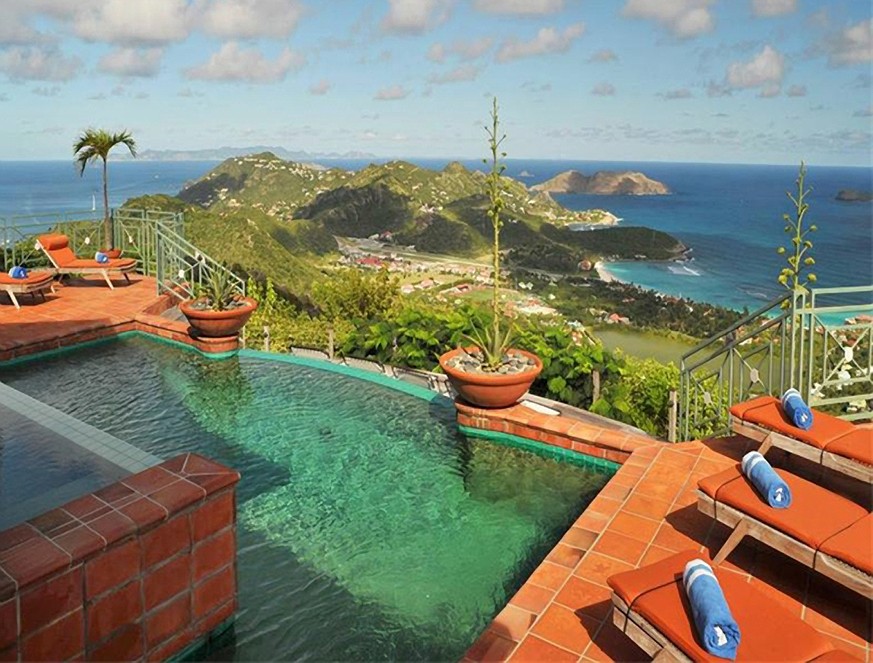Vom letzten Anwesen gibt es nur den Pool und die Aussicht auf den Flughafen der schönen Insel Sankt Bartholomäus. Das hier ist die Sommerresidenz von: A: Axl Rose B: Steve Martin C: Joe Pesci