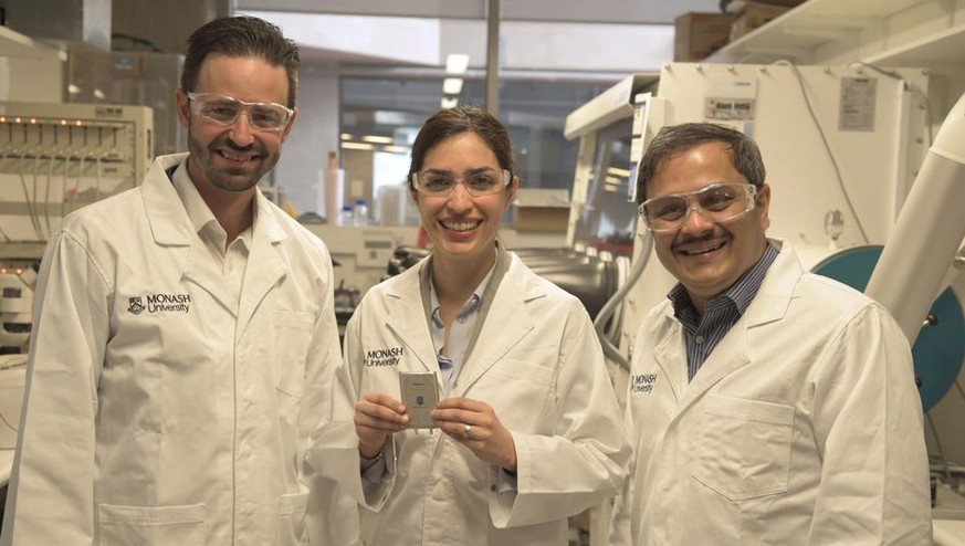 Neue Lithium Batterie/ Test/ Australien/ Monash University 
Associate Professor Matthew Hill, Dr Mahdokht Shaibani and Professor Mainak Majumder with the lithium-sulphur battery design.