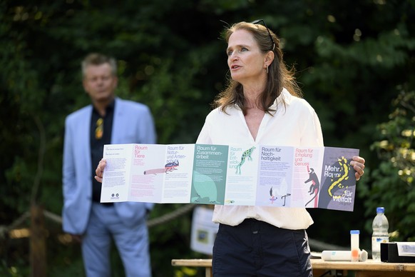 Friederike von Houwald, Direktorin Tierpark Bern, rechts, spricht vor der Berner Gemeinderat Reto Nause und Praesident der Tierparkkommission waehrend ein Praesentation zur der strategischen Neuausric ...