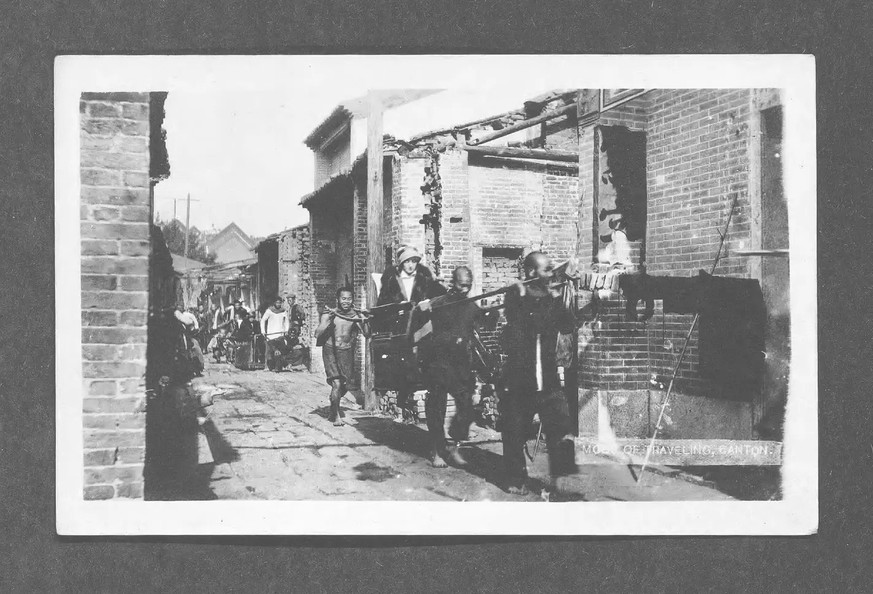 Martha Spalinger, Gattin des Schweizer Generalkonsuls in Kanton (Guangdong), wird in einer Sänfte transportiert (Aufnahme aus den 1920er oder 1930er Jahren).