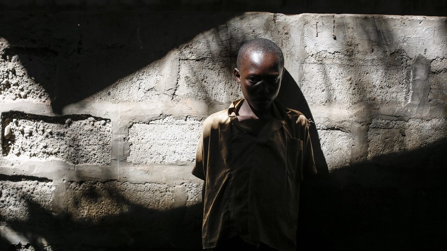 epa04755569 A Burundian refugee girl watches as other kids play inside an abandoned building in a refugee camp in Gashora, some 55 kilometers south of the capital Kigali, Rwanda, 18 May 2015. Accordin ...