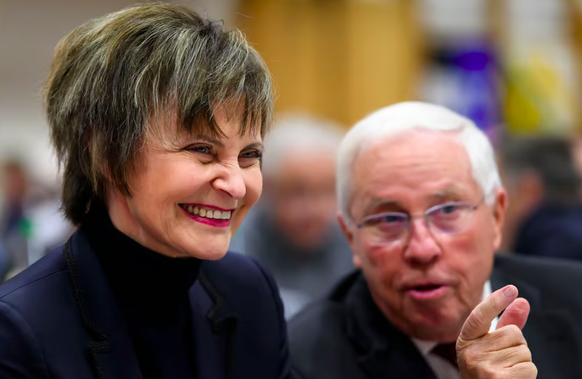 Alt Bundesräte unter sich: Micheline Calmy-Rey und Christoph Blocher bei einer Versammlung der Aktion für eine unabhängige und neutrale Schweiz (AUNS) am 4. Mai 2019 in Bern.