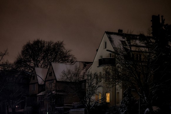 epa12626524 Houses are seen amidst a power outage in the Zehlendorf district in southwest Berlin, Germany, 04 January 2026. According to state-owned operator Stromnetz Berlin, a large-scale power outa ...