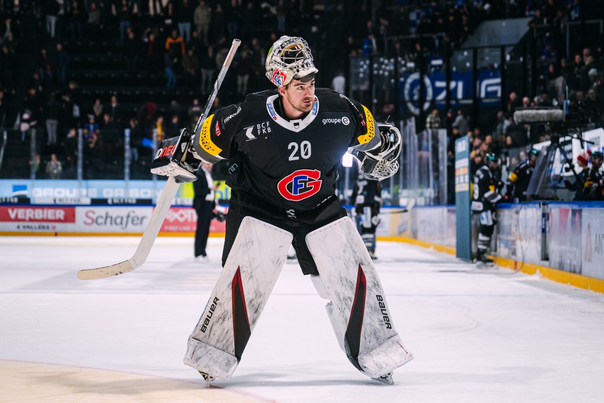 Reto Berra (HCFG) salue les fans apres le match du championnat suisse de hockey sur glace de National League entre le HC Fribourg Gotteron et le EV Zoug, ce vendredi 29 novembre 2024 a la BCF Arena a  ...