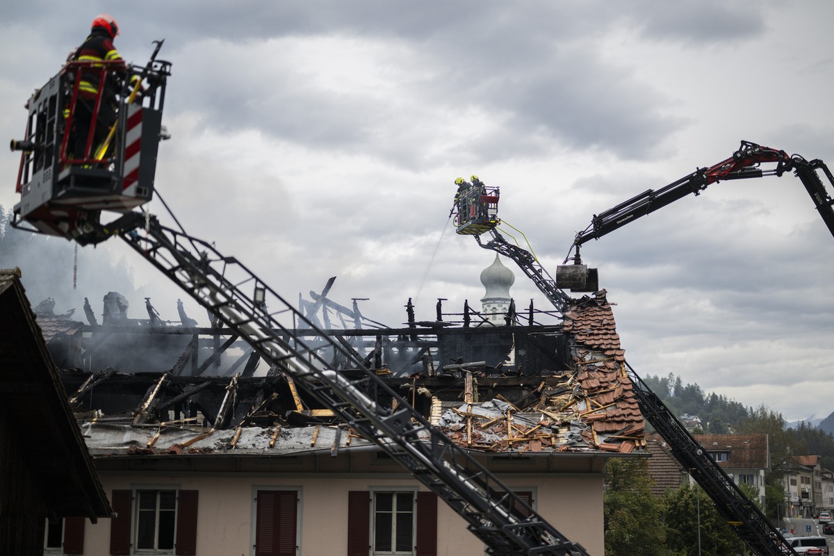 KEYPIX - Blick auf ein ausgebranntes Haus, am Freitag, 21. August 2026, in Thusis.Nach einem Grossbrand gelten 5 Personen als vermisst. 14 Personen konnten das Gebaeude verlassen. (KEYSTONE/Gian Ehren ...