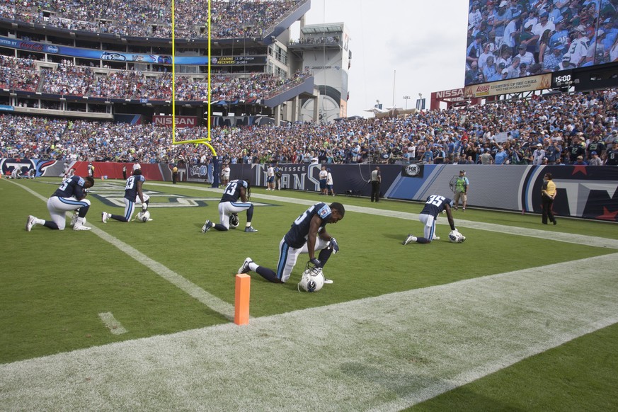 epa06225206 The colors were presented to an empty bench as both teams stayed in the locker rooms during the singing of the national anthem and then some of the Tennessee Titans went to the end zone be ...