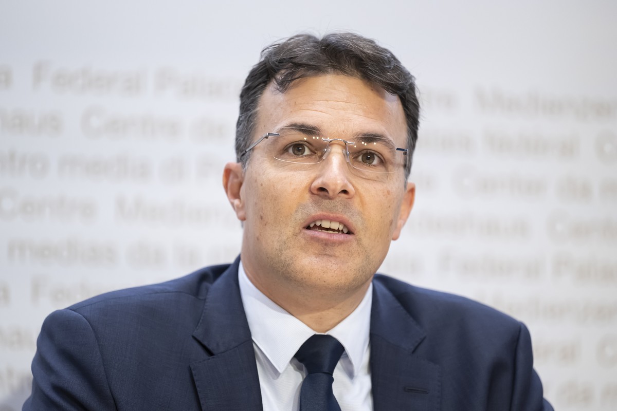 Nationalrat Marc Jost, EVP-BE, spricht waehrend einer Medienkonferenz zur Lancierung der eidgenoessischen Volksinitiative "fuer einen nachhaltigen und zukunftsgerichteten Finanzplatz", am Di ...