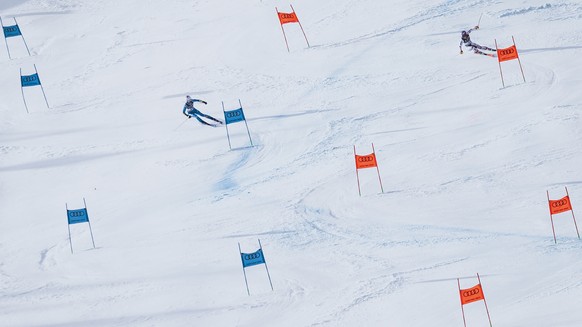 ABD0126_20210216 - CORTINA - ITALIEN: Marta Bassino (ITA), Tessa Worley (FRA) am Dienstag, 16. Februar 2021 w