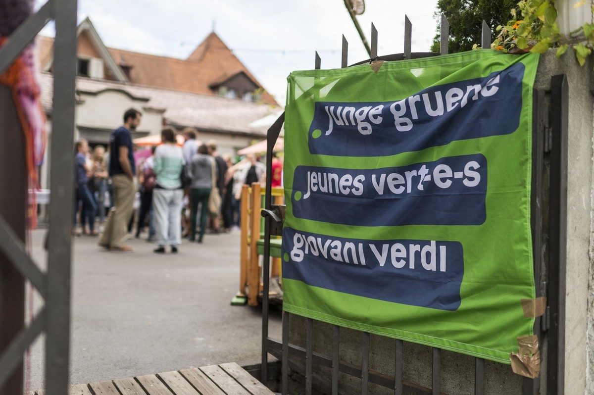 Mitglieder der Partei der Jungen Gruenen Schweiz feiern mit einem Apero und einem Fest ihr 10-jaehriges Jubilaeum, am Samstag, 5. Juli 2014 in Wabern bei Bern. (KEYSTONE/Alessandro della Valle)
