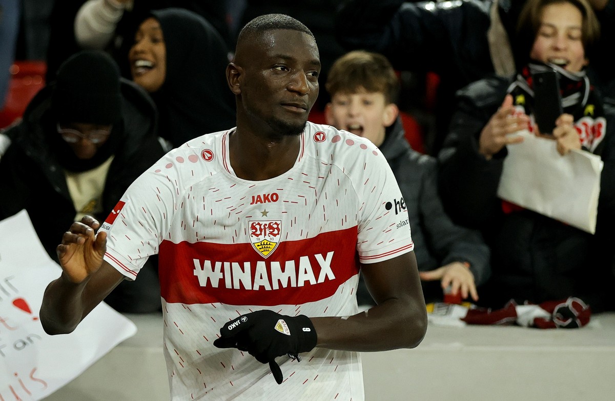epa11039182 Stuttgart's Serhou Guirassy celebrates after scoring the 2-0 goal during the German Bundesliga soccer match between VfB Stuttgart and FC Augsburg in Stuttgart, Germany, 20 December 20 ...