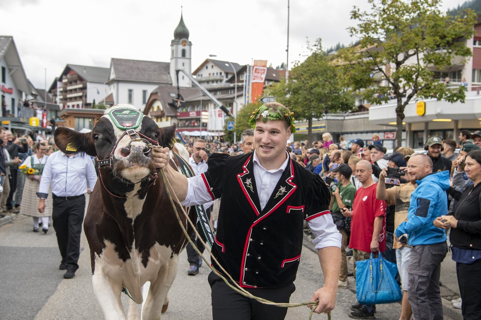 Joel Wicki, der Schwingerkönig 2022 vom Eidgenoessischen Schwing- und Aelplerfest ESAF in Pratteln wird in seinem Wohnort Soerenberg festlich empfangen, am Mittwoch, 31. August 2022, im Dorf Soerenber ...