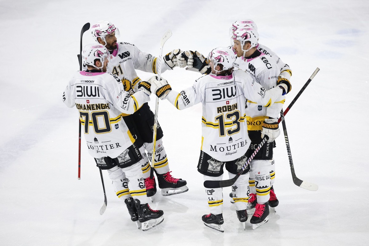 Ajoie's Spieler jubeln nach dem Tor zum 3-2 im zweiten Spiel der League Qualification der Eishockey National League zwischen dem EHC Visp und HC Ajoie, am Donnerstag, 3. April 2025 in der Lonza A ...