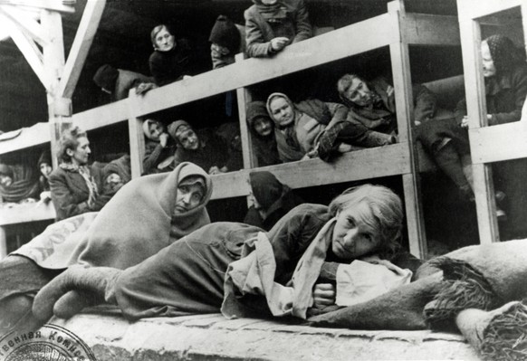 Konzentrationslager Auschwitz Frauen in der Kaserne von Birkenau. Foto aus einem sowjetischen Film �ber die Befreiung des Lagers. Die sowjetische 1. Ukrainische Front kam am Nachmittag des 27. Januar  ...