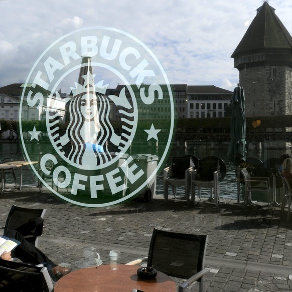 ARCHIVBILD ZUR MELDUNG, DASS NESTLE RECHTE AN STARBUCKS KAUFT --- Starbucks Coffee Shop aufgenommen am Donnerstag, 4. August 2011 an der Reuss in Luzern. (KEYSTONE/Sigi Tischler)