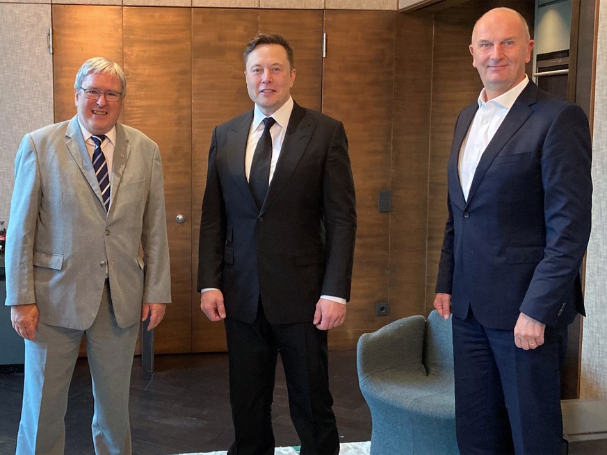 epa08641713 A handout photo provided by the Brandenburg State Chancellery shows (LR) Minister of Economic Affairs of the German state of Brandenburg, Joerg Steinbach, Tesla and SpaceX CEO Elon Musk and…
