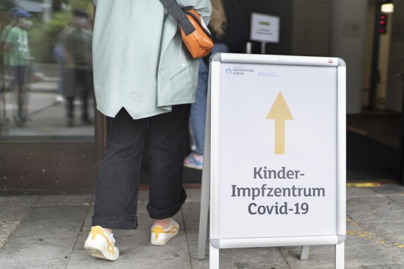 Jugendliche warten vor dem Kinder Impfzentrum des Kinderspitals Zuerich auf ihre Corona-Impfung, fotografiert am 1. Juli 2021 in Zuerich. Seit dem 28. Juli werden in Zuerich auch 12- bis 15-jaehrige g ...