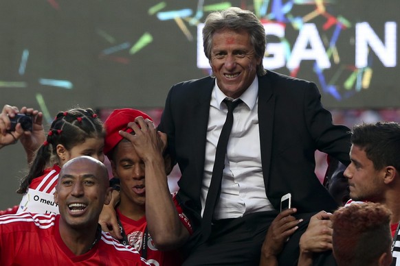 epa04764315 SL Benfica players and head coach Jorge Jesus (C) jubilate after receiving the Portuguese First League Trophy after the during the Portuguese First League match against CS Maritimo held at ...