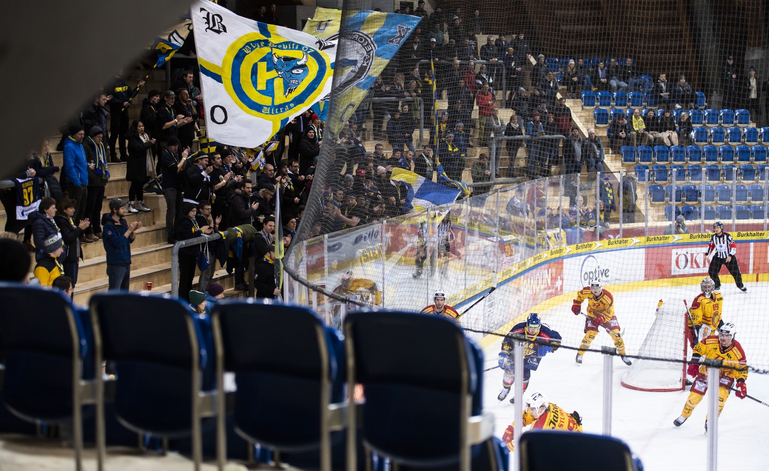 Fans beim Eishockey Spiel der National League zwischen dem HC Davos und den SCL Tigers, am Dienstag, 30. November 2021, im Eisstadion in Davos. (KEYSTONE/Gian Ehrenzeller)