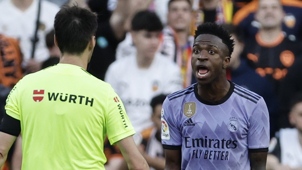 epa10644429 Referee Ricardo de Burgos Bengoetxea (2-R) talks with Real Madrid's striker Vinicius Junior (R) during the Spanish LaLiga match between Valencia CF and Real Madrid at Mestalla stadium ...