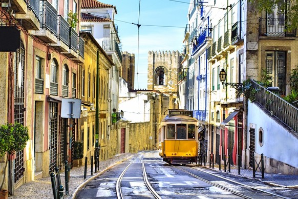 Lissabon mit gelber Strassenbahn