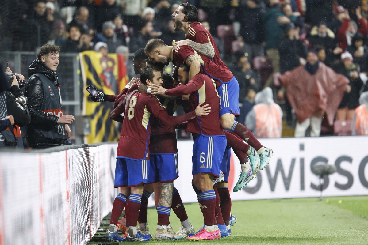 Servette's players celebrate the goal 1-1 of Servette's forward Chris Bedia during the UEFA Europa League group G soccer match between Switzerland's Servette FC and Italy's AS Roma ...