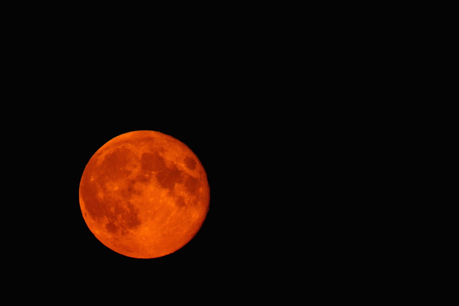 Ein blutroter Supermond sah man am 9. September 2014 in High Wycombe, England. 