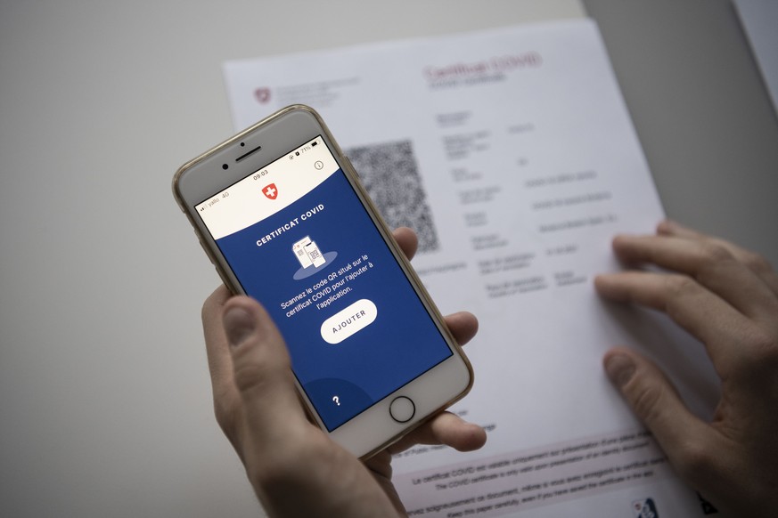 ZUM SCANNEN DES COVID-ZERTIFIKATS MITTELS DER COVID CERTIFICATE APP, STELLEN WIR IHNEN FOLGENDE BILDER ZUR VERFUEGUNG. WEITERE BILDER FINDEN SIE AUF visual.keystone-sda.ch --- Le certificat Covid Suis ...