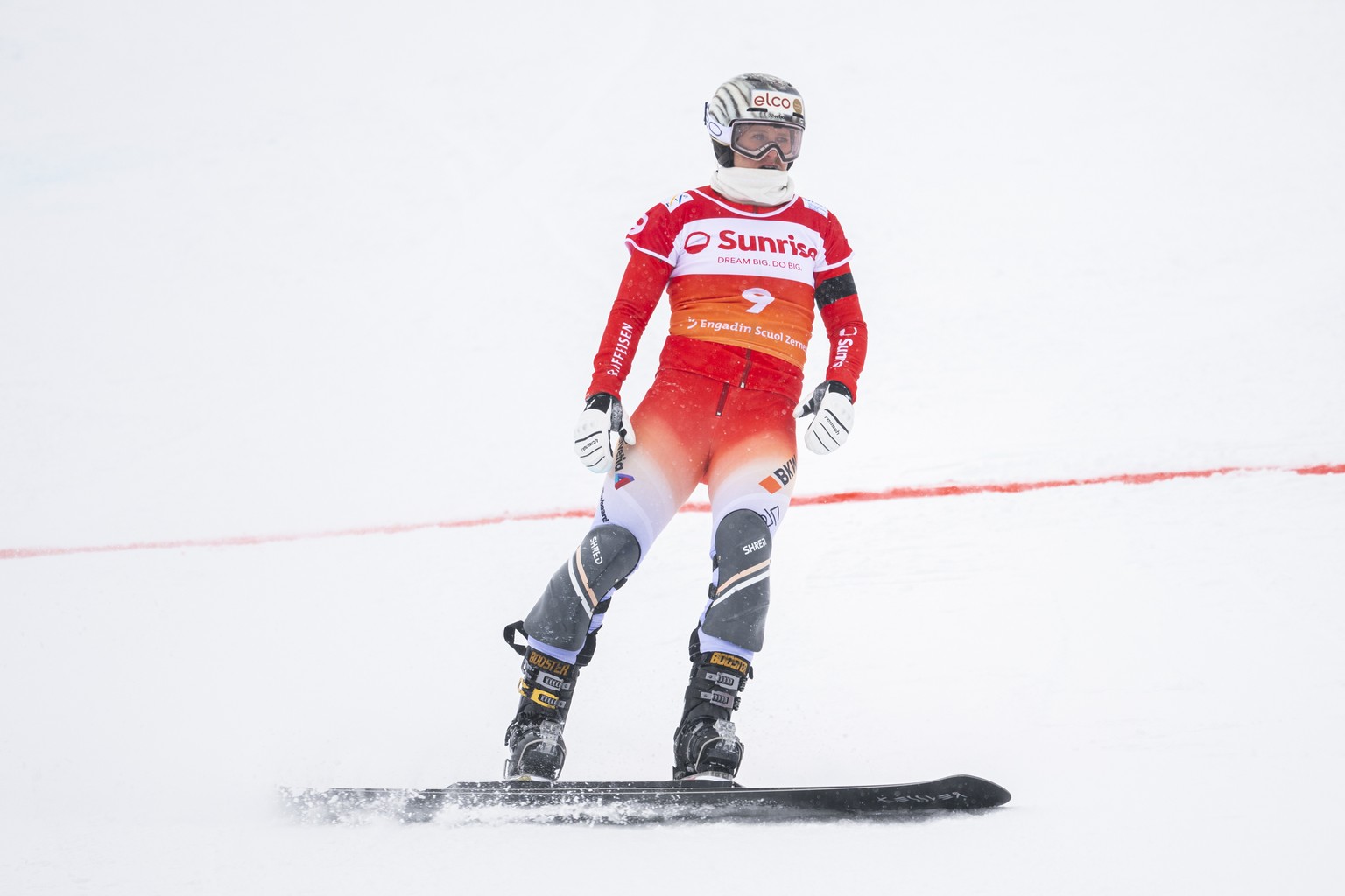 epa12640587 Julie Zogg of Switzerland cheers during the Parallel Giant Slalom at the FIS Snowboard Alpine World Cup stop in Scuol, Switzerland, 10 January 2026. EPA/GIAN EHRENZELLER
