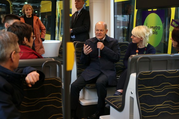 epa11189096 German Chancellor Olaf Scholz chats with volunteers from the &#039;metro-polis&#039; pro-democracy initiative inside a DVB street tram during his one-day visit to Saxony, in Dresden, Germa ...