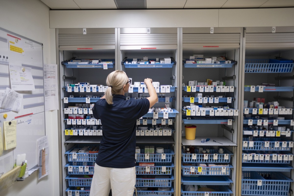 [Staged Picture, Gestellte Szene] A medical staff member in a medication room, pictured at the Triemli Hospital in Zurich, Switzerland, on November 28, 2018. (KEYSTONE/Gaetan Bally)