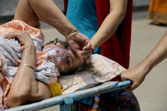 epa09164897 Indian health workers attend to a suspected COVID-19 positive patient at a COVID-19 hospital in Kolkata, Eastern India, 28 April 2021. India recorded a massive surge of 362,000 fresh COVID ...