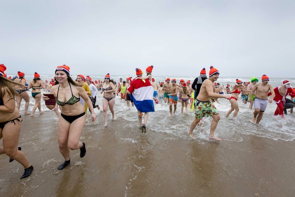 epa05694032 Costumed people get out of the North Sea during the Nieuwjaarsduik (New Year&#039;s Dive) on New Year&#039;s Day in Scheveningen, the Netherlands, 01 January 2017. EPA/BART MAAT