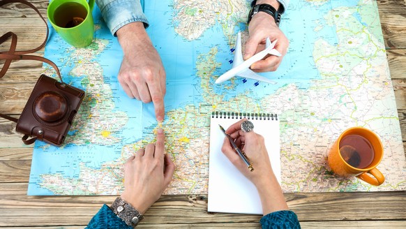 travel agency, reisen, reisebüro, ferien, ferien buchen, buchungen, travel agent, reiseagentin, reisen, urlaub, shutterstock