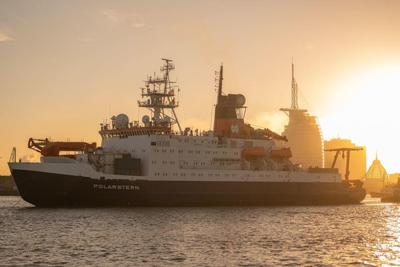 Das Forschungsschiff Polarstern 2020 beim Auslaufen im Bremer Hafen, Antarktis, Arktis