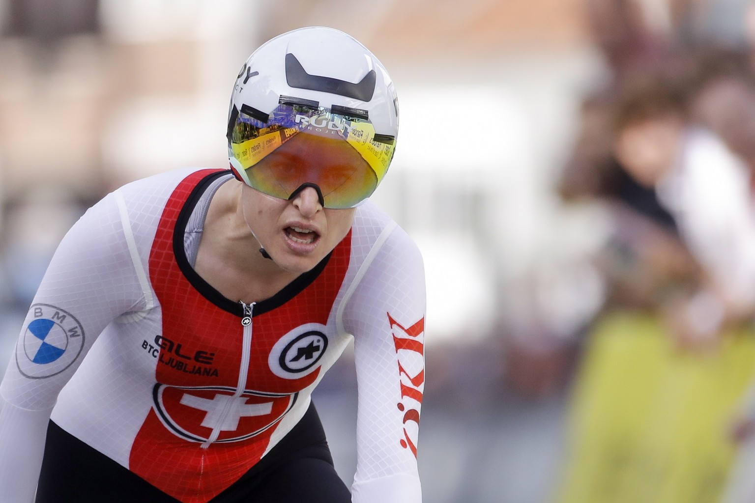 epa09478081 Marlen Reusser of Switzerland reacts while crossing the finish line during the women&#039;s Elite Individual Time Trial over 30.3km at the 2021 Road Cycling World Championships in Bruges,  ...