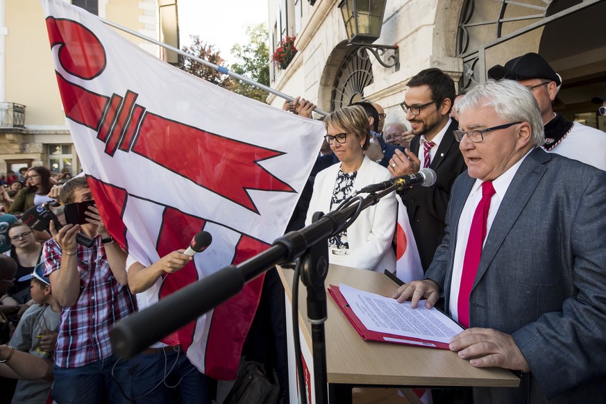 Les militants pro-jurassiens qui fete la victoire du &quot;Oui&quot; ecoute le discour du Maire de Moutier Marcel Winistoerfer, droite, sur la place de l&#039;Hotel de ville ce dimanche 18 juin 2017 a ...