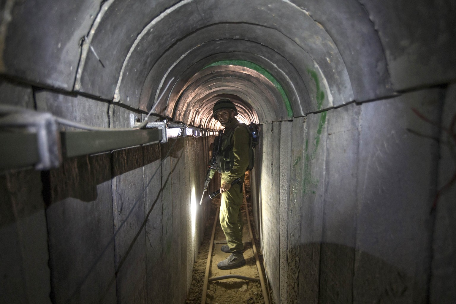 Ein israelischer Soldat in einem Tunnel der Hamas (25.Juli).