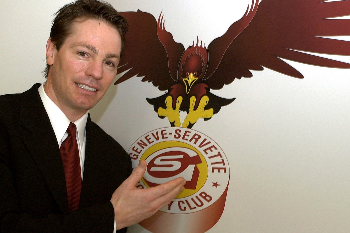 Chris McSorley nouveau coach de la premiere equipe pour la saison prochaine du Geneve Servette HC, pose avec le logo, lors d&amp;#039;un conference de presse du Geneve Servette hockey club sur la visi ...