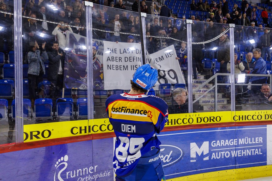 EHC Kloten Stuermer Dominik Diem, der seine Karriere beendet, bedankt sich bei seinen Fans nach dem Eishockey-Meisterschaftsspiel der National League zwischen den Teams EHC Kloten und HC Ambri-Piotta  ...