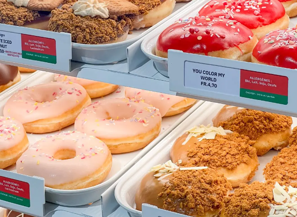 Die Krispy-Kreme-Donuts gibt es neuerdings auch testweise in fünf Avec-Filialen.